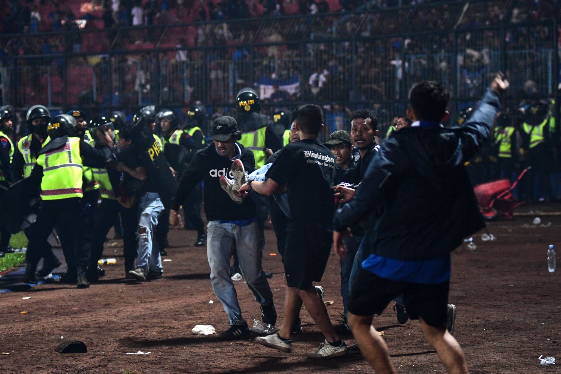 221001-indonesia-soccer-stampede-mc-0917p-b8cbe01664680643.jpg
